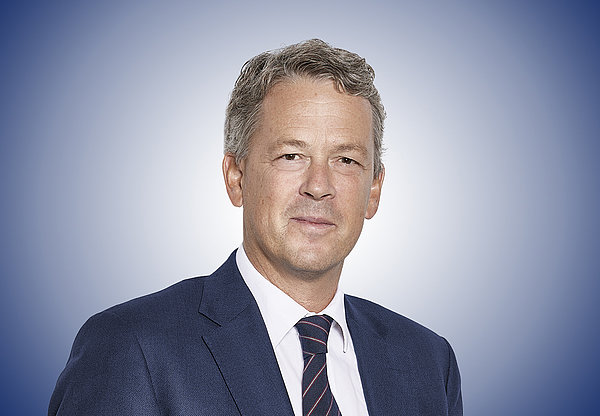 Portraitfoto von Herrn Dr. Axel Schroeder mit Hintergrund