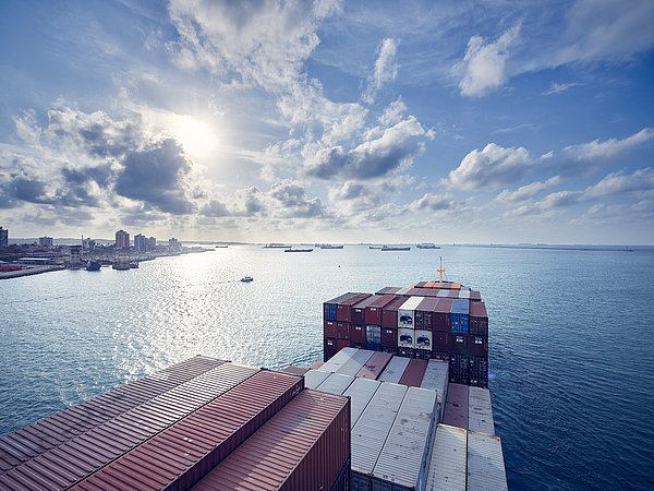 Containerschiff beim Auslaufen